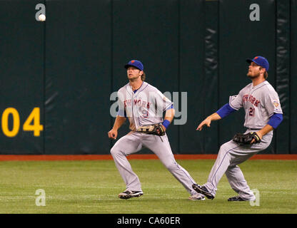 Giugno 12, 2012 - San Pietroburgo, FL, Stati Uniti d'America - JAMES BORCHUCK | Orari.SP 354491 BORC raggi (06/12/12) (SAN Petersburg, FL) Mets center fielder Nieuwenhuis Kirk, a sinistra e a destra fielder Lucas Dade, destra, disconoscere un pop fly da Matt Joyce che sbarcati per un singolo nel terzo durante il gioco raggi contro Foto Stock