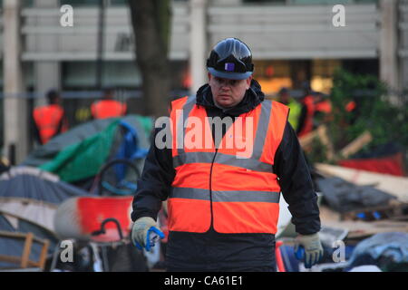 Londra, Regno Unito. Giovedì 14 Giugno 2012 occupare Londra sfrattati dalla Finsbury Square, uno di circa 100 ufficiali giudiziari coinvolti in lo sfratto di Finsbury Square: Credito: Hot Shots / Alamy Live News Foto Stock