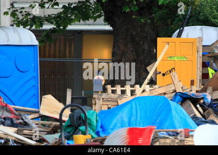 Londra, Regno Unito. Giovedì 14 Giugno 2012 occupare Londra sfrattati dalla Finsbury Square, uno dei pochi oggetti rimasti in piedi una gialla porta con occupano stampata su di esso: Credito: Hot Shots / Alamy Live News Foto Stock