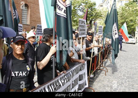 Circa un centinaio di tifosi di Bulgaria ultra-partito di destra ATAKA (Attacco) mobilitazione contro 'troppo rumorosa' chiede preghiere da Sofia's Banya Bashi moschea e altri dei privilegi della comunità Islamica in Bulgaria. Sofia, Bulgaria, 14/06/2012 Foto Stock