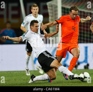 13.06.2012 Ucraina, Kharkiv : Ucraina, Kharkiv. Paesi Bassi national team player Joris Mathijsen (R) e German National team player Miroslav KLOSE in fase di gruppo, il campionato europeo di calcio match tra squadre di Paesi Bassi e Germania. Foto Stock