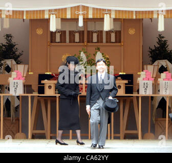 Giugno 14, 2012 - Tokyo, Giappone - Il Principe Ereditario Naruhito (R) e Crown Princess Michiko (L) a piedi dopo aver pregato presso l'altare durante i funerali del compianto Principe Tomohito presso il cimitero imperiale di Toshimagaoka a Tokyo il 14 giugno 2012. Alla fine il principe Tomohito, cugina dell'Imperatore Akihito, morto Foto Stock