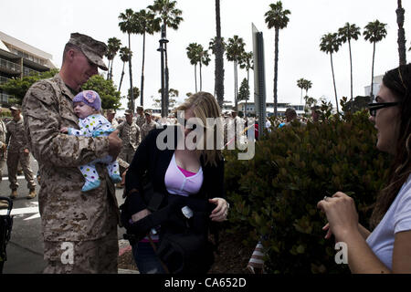 Giugno 14, 2012 - San Clemente, California, Stati Uniti - Caporale NATE ASCHENBRENNER, sinistra, mantiene la sua figlia Penelope ASCENBRENNER mentre sua moglie SYDNEY ASCHENBRENNER cerca la sua fotocamera dopo la conclusione della cerimonia al Park Semper Fi. Sei cento Marines dal 2/4, noto anche come 'Magnific Foto Stock