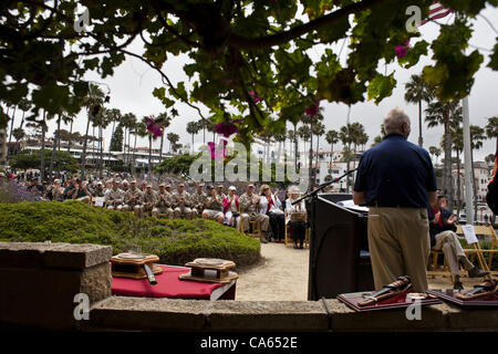 Giugno 14, 2012 - San Clemente, California, Stati Uniti - Ex San Clemente Sindaco e attuale Direttore Esecutivo del Patrimonio di San Clemente Foundation, WAYNE EGGLESTON, dice alcune osservazioni di apertura presso il Parco Semper Fi. Sei cento Marines dal 2/4, noto anche come 'Magnificent bastardi", sono stati accolti Foto Stock