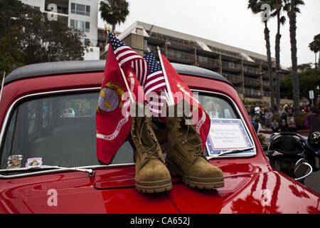 Giugno 14, 2012 - San Clemente, California, Stati Uniti - stivali con American e bandiere Marine sedersi sul cofano di un classico Woodie auto nel parcheggio nei pressi del parco semper fi. Sei cento Marines dal 2/4, noto anche come 'Magnificent bastardi", sono stati accolti a casa come San Clemente ha adottato quale unità di serv Foto Stock