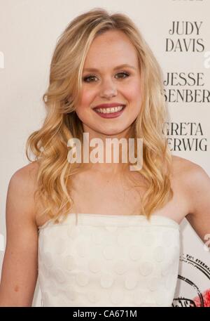 Alison Pill all'arrivo a Roma con amore Premiere a LA Film Fest, Regal Cinemas L.A. Live, Los Angeles, CA il 14 giugno 2012. Foto di: Emiley Schweich/Everett Collection Foto Stock