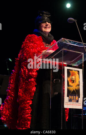 Londra, Regno Unito. 13 Giugno, 2012. Molly Parkin effettuando al poema 2012 Olimpiadi di poesia, Queen Elizabeth Hall Foto Stock