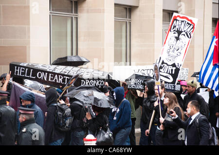 London, Regno Unito - 15 Giugno 2012: manifestanti durante il carnevale di sporcizia. Più di 30 gruppi di attivisti da Londra e da tutto il mondo sono venuti insieme per evidenziare il presunto traffico illecito di opere di estrazione mineraria e le aziende di estrazione. Foto Stock