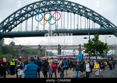 Newcastle upon Tyne, Regno Unito, 15 giugno 2012 Folla godetevi il divertimento sulla banchina sotto gli anelli olimpici sul Tyne Bridge. Questa è stata la fine del giorno 28 della torcia il viaggio a Londra nel 2012. © Colin Edwards / Alamy Live News Foto Stock