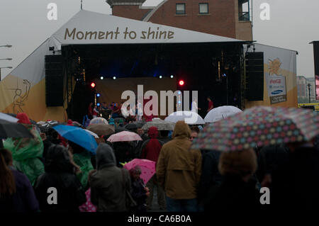 Newcastle upon Tyne, Regno Unito, 15 giugno 2012 nonostante la pioggia la folla godetevi il divertimento sul palco per la fine del giorno 28 della torcia il relè a Londra 2012. © Colin Edwards / Alamy Live News Foto Stock