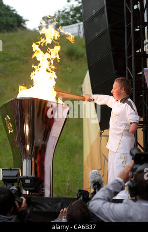 Newcastle upon Tyne, Regno Unito, 15 giugno 2012 William Hardy, la finale torchbearer accende la caldaia alla fine della torcia di Viaggio a Newcastle upon Tyne il giorno 28 del suo viaggio a Londra 2012. © Colin Edwards / Alamy Live News Foto Stock