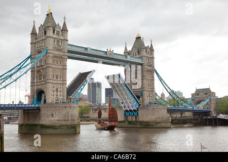 Huan Tian Jonk da Hong Kong Vela passato il ponte della torre dopo essere stato ritardato per il Giubileo pageant. L'Huan Tian è stata ritardata per una settimana durante la navigazione del Canale di Suez sul suo viaggio da Hong Kong a Londra. (©David Bleeker fotografia) Foto Stock