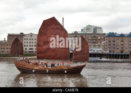 Huan Tian Jonk da Hong Kong Vela passato St Katherines Dock dopo essere stato ritardato per il Giubileo pageant. L'Huan Tian è stata ritardata per una settimana durante la navigazione del Canale di Suez sul suo viaggio da Hong Kong a Londra. (©David Bleeker fotografia) Foto Stock