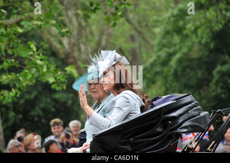 Il centro commerciale di Londra, Regno Unito. Il 16 giugno 2012. Caterina la Duchessa di Cambridge e Camilla Duchessa di Cornovaglia corsa giù per il viale verso la sfilata delle Guardie a Cavallo per il Trooping il colore. Foto Stock