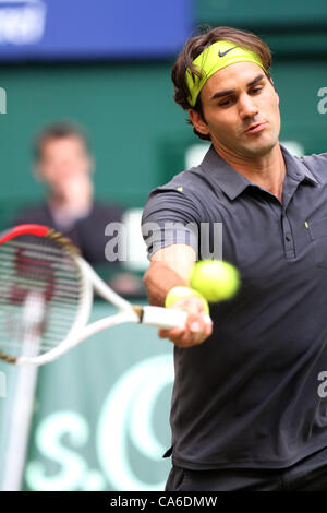 16.06.2012. Halle, Germania. Swiss tennis pro Roger Federer in azione in un match contro il giocatore canadese Milos Raonic durante l'ATP-torneo a Halle, Germania, 15 giugno 2012. Foto Stock