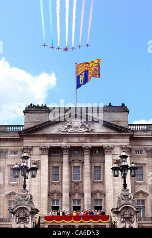 Londra, Regno Unito. 16 Giugno, 2012. La regina Elisabetta II e il principe Filippo e la Famiglia Reale guarda volare oltre dal balcone di Buckingham Palace al Trooping della cerimonia di colore Giugno 2012 Foto Stock