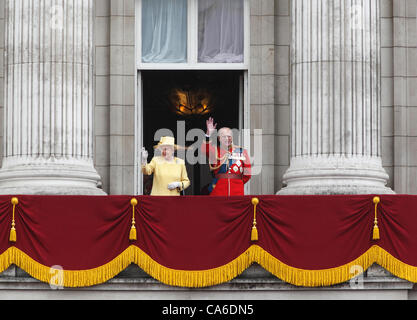 Londra, Regno Unito. 16 Giugno, 2012. La regina Elisabetta II e del Principe Filippo wave dal balcone di Buckingham Palace al Trooping della cerimonia di colore Giugno 2012 Foto Stock
