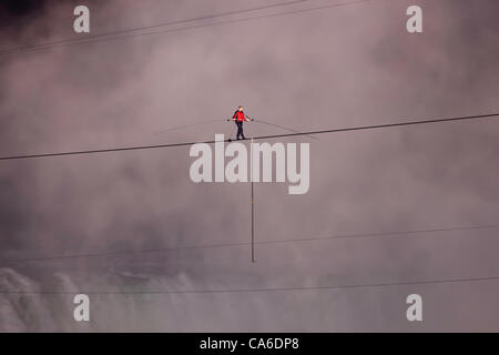 Venerdì, Giugno 15th, 2012. Nik Wallenda la storia-fare 550 metri di fune a piedi attraverso le cascate del Niagara si è conclusa con un successo la scorsa notte. Il 33 enne settima generazione di stati del "Flying Wallendas" completato il suo daredevil stunt 60 misuratore al di sopra della gola delle Cascate Horseshoe. Foto Stock