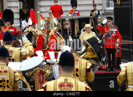 La regina Elisabetta II e del Principe Filippo tenendo omaggio a Buckingham Palace al Trooping della cerimonia di colore Giugno 2012 Foto Stock