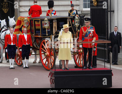 La regina Elisabetta II e il Principe Filippo Duca di Edimburgo a Buckingham Palace al Trooping della cerimonia di colore Giugno 2012 Foto Stock