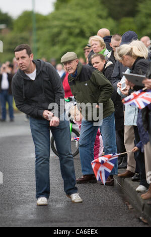 I membri della folla in attesa per l arrivo del 2012 Torcia Olimpica a Consett, County Durham il 16 giugno. Foto Stock