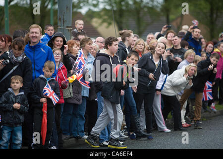 I membri della folla in attesa per l arrivo del 2012 Torcia Olimpica a Consett, County Durham il 16 giugno. Foto Stock