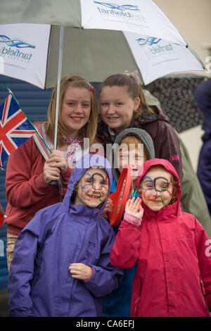 I membri della folla in attesa per l arrivo del 2012 Torcia Olimpica a Consett, County Durham il 16 giugno. Foto Stock