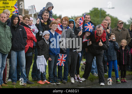 I membri della folla in attesa per l arrivo del 2012 Torcia Olimpica a Consett, County Durham il 16 giugno. Foto Stock