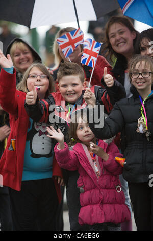 I membri della folla in attesa per l arrivo del 2012 Torcia Olimpica a Consett, County Durham il 16 giugno. Foto Stock