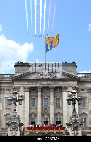 La regina Elisabetta II e il Duca di Edimburgo e la Famiglia Reale guarda volare oltre dal balcone di Buckingham Palace al Trooping della cerimonia di colore Giugno 2012 Foto Stock