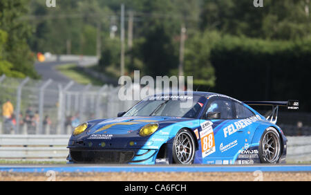 16.06.2012. Le Mans, in Francia, il circuito de la Sarthe. La Nissan ala delta di Highcroft Racing, partendo della concorrenza come un prototipo, con driver di Marino Franchitti, Michael Krumm e Satoshi Motoyama in azione durante l'ottantesimo 24 ore gara di Le Mans sul Circuito de la Sarthe in Le Mans, Fran Foto Stock