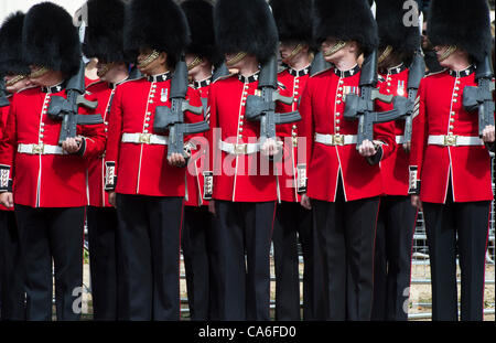 Il 16 giugno 2012. Guardie nel centro commerciale per Trooping il colore per celebrare la regina il compleanno. Il centro commerciale di Londra, Regno Unito. Foto Stock