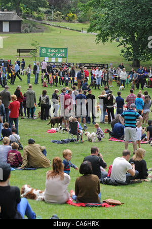 Brighton Regno Unito 17 Giugno 2012 - La Corteccia Nel Parco dog show evento in Queens Park Brighton oggi Foto Stock