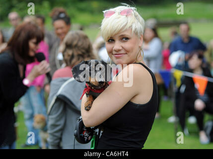 Brighton Regno Unito 17 giugno 2012 - Bruce il Dachsund in miniatura con il proprietario Beccy Friedrich mentre gareggia nella classe di cani più bella al Quee Park Bark in the Park Foto Stock