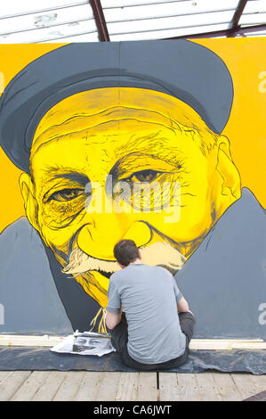 Blackpool, Regno Unito, 17 giugno 2012. Seconda annuale di mare di sabbia e spray urban arts festival con 43 artisti di strada di tutto il mondo.artista David Le Fleming Foto Stock