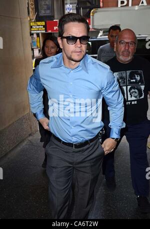 Mark Wahlberg fuori e circa per celebrità CANDIDS - MON, , New York, NY Giugno 18, 2012. Foto di: Derek Storm/Everett Collection Foto Stock