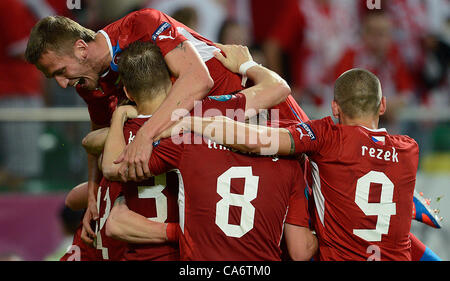 La squadra ceca celebrare la vittoria dopo l'Euro 2012 di calcio Gruppo un match Repubblica Ceca vs Polonia Wroclaw in Polonia, Sabato, 16 giugno 2012. (CTK foto/Katerina Sulova) Foto Stock