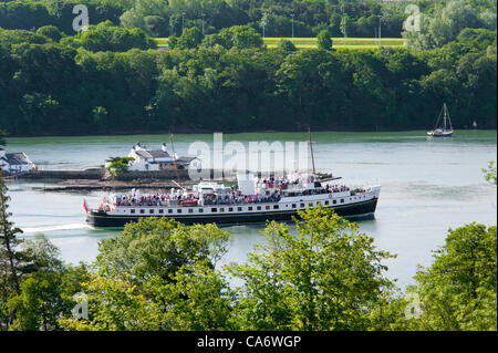 18/06/2012 Balmoral la cottura a vapore attraverso lo Stretto di Menai. In un giorno di crociera Viaggio intorno Anglesey North Wales UK. Foto Stock