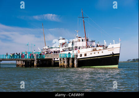 18/06/2012 Balmoral la cottura a vapore attraverso lo Stretto di Menai. In un giorno di viaggio intorno Anglesey North Wales UK. Il prelievo di più passeggeri a Victoria Dock Caernarfon. Foto Stock