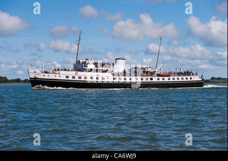 18/06/2012 Balmoral la cottura a vapore attraverso lo Stretto di Menai. In un giorno di crociera Viaggio intorno Anglesey North Wales UK. Lasciando Victoria Dock verso l Isola di Llanddwyn Caernarfon. Foto Stock