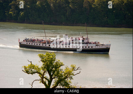 18/06/2012 Balmoral la cottura a vapore attraverso lo Stretto di Menai. In un giorno di crociera Viaggio intorno Anglesey North Wales UK. Foto Stock