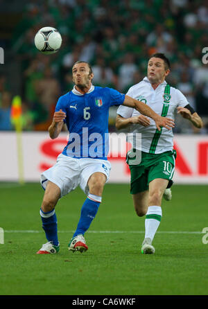 18.06.2012 , Poznan, Polonia. Campionati Europei di calcio. Repubblica di Irlanda contro l'Italia. Round 3. FEDERICO BALZARETTI (ITA), Robbie Keane (IRL) Foto Stock