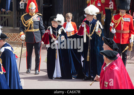 Sua Maestà la Regina Elisabetta II e il Principe Filippo Duca di Edimburgo a Garter cerimonia della Giornata al Castello di Windsor 18 Giugno 2012. PER0176 Foto Stock