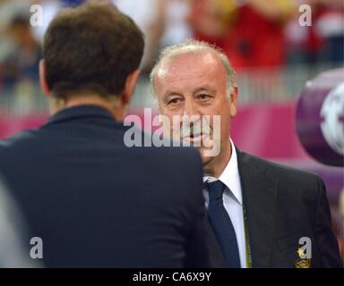 18.06.2012. Gdansk, Polonia. Croazia allenatore Slaven Bilic (L) e Spagna allenatore Vicente del Bosque agitare le mani prima di UEFA EURO 2012 gruppo C partita di calcio Croazia vs Spagna a Arena Danzica Danzica, Polonia, 18 giugno 2012. Foto Stock