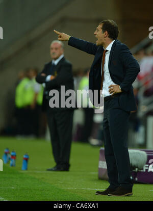 18.06.2012. Gdansk, Polonia. Croazia allenatore Slaven Bilic gesti accanto alla Spagna allenatore Vicente del Bosque (L) durante UEFA EURO 2012 gruppo C partita di calcio Croazia vs Spagna a Arena Danzica Danzica, Polonia, 18 giugno 2012. Foto Stock