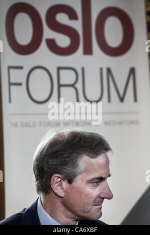 Giugno 18, 2012 - Oslo, Oslo, Norvegia - ministro norvegese degli Affari Esteri Jonas Gahr store partecipa alla conferenza stampa tenutasi a Oslo Forum di Losby dèi durante la visita della giunta birmana pro-democrazia leader Aung San Suu Kyi. Ministro norvegese e cantante pop Bono incontrare Suu Kyi a frequentare il Plena Foto Stock