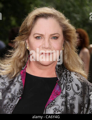 Giugno 18, 2012 - New York New York, Stati Uniti - Attrice Kathleen Turner assiste il teatro pubblico cinquantesimo anniversario gala tenutosi presso il Delacorte Theater di Central Park. (Credito Immagine: © Nancy Kaszerman/ZUMAPRESS.com) Foto Stock