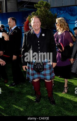 Stati Uniti d'America. John Lasseter presso gli arrivi per Brave Premiere presso il Los Angeles Film Festival (LAFF), il Teatro Dolby, Los Angeles, CA 18 Giugno 2012. Foto Da: Michael Germana/Everett Collection Foto Stock