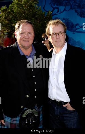 Stati Uniti d'America. John Lasseter, Brad Bird presso gli arrivi per Brave Premiere presso il Los Angeles Film Festival (LAFF), il Teatro Dolby, Los Angeles, CA 18 Giugno 2012. Foto Da: Michael Germana/Everett Collection Foto Stock