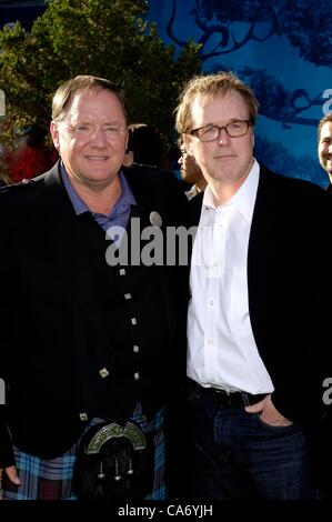 Stati Uniti d'America. John Lasseter, Brad Bird presso gli arrivi per Brave Premiere presso il Los Angeles Film Festival (LAFF), il Teatro Dolby, Los Angeles, CA 18 Giugno 2012. Foto Da: Michael Germana/Everett Collection Foto Stock